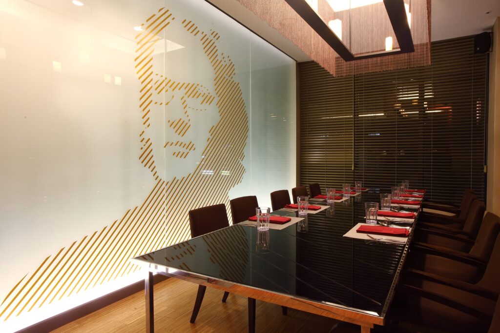 fita de led colorida no escritório