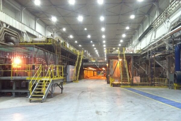 Um ambiente industrial iluminado por lâmpadas led.