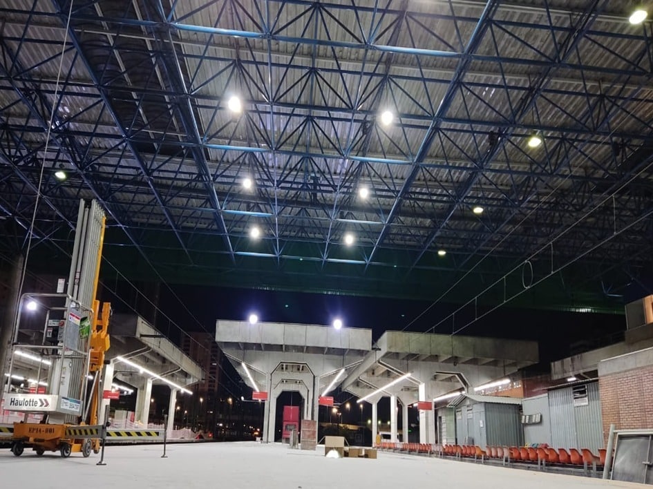 Luminária led nas obras da CPTM